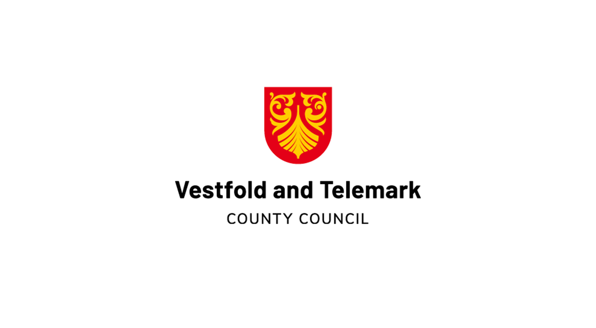 Vestfold og Telemark fylkeskommunes hovedlogo med engelsk tekst på hvit bakrunn