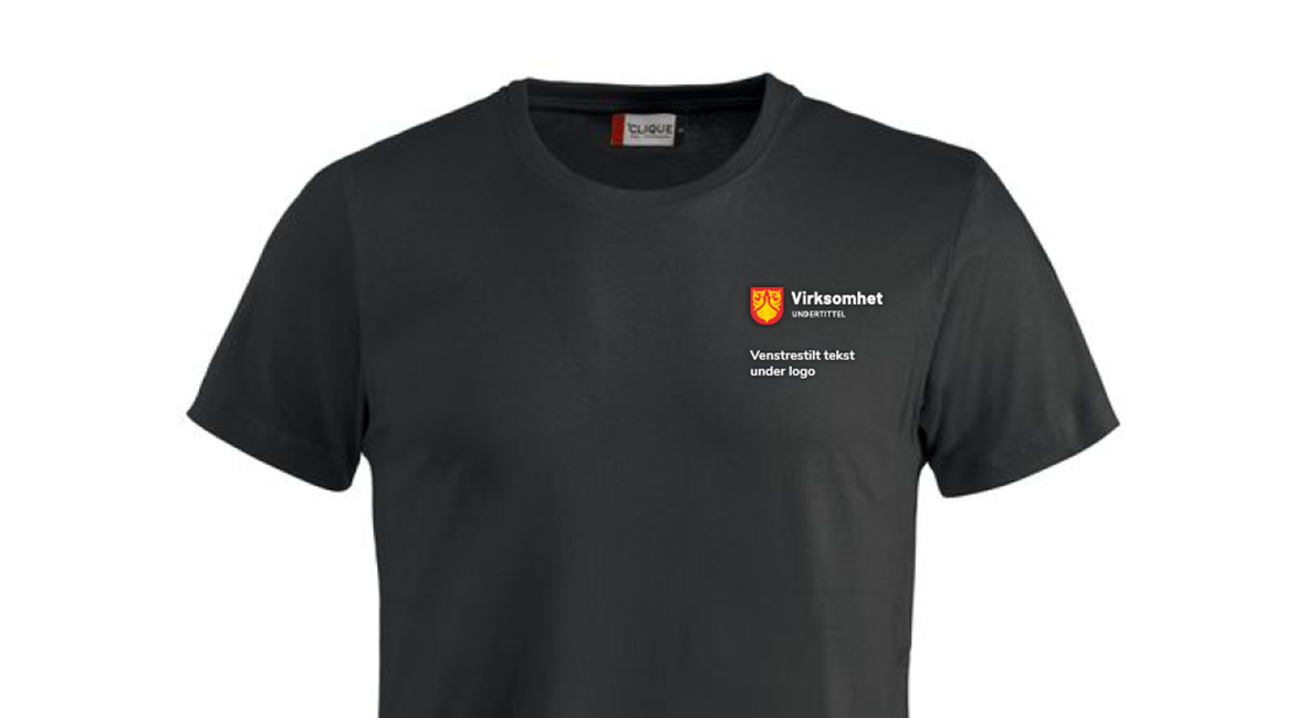 Svart t-skjorte med virksomhetslogo og tekstbudskap på brystet