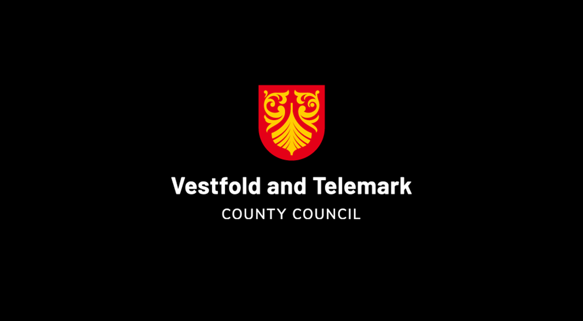 Vestfold og Telemark fylkeskommunes engelske logo med hvit tekst plassert på svart bakgrunn
