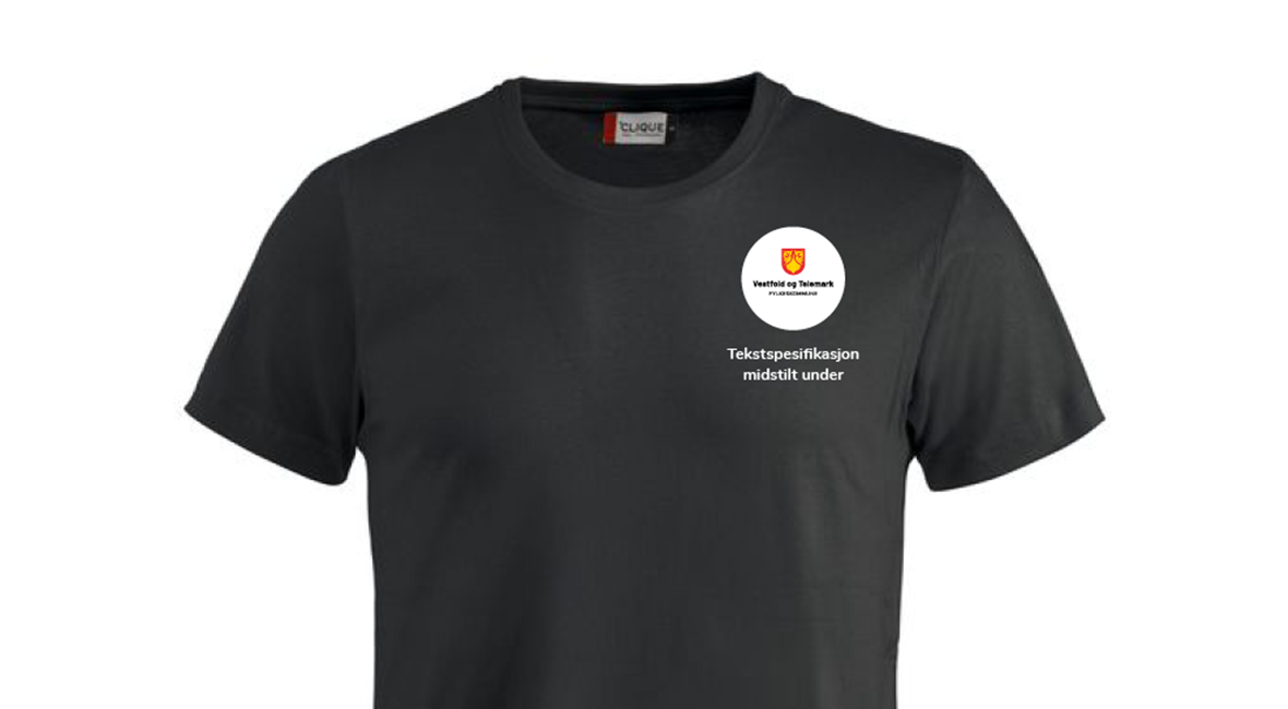 Svart t-skjorte med logo i sirkel og tekstbudskap på brystet