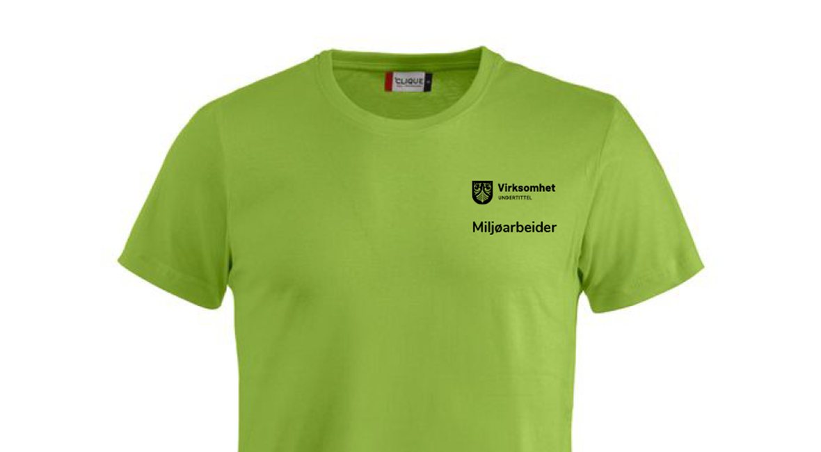 Grønn t-skjorte med virksomhetslogo i svart og teksten Miljøarbeider på brystet